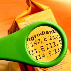Pod lupą widać składniki: E 142, E 210, E 211, E 212, E 214, E 215. Czy wśród nich jest sodium benzoate?