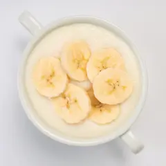 Pyszna owsianka z plasterkami banana. Idealna maseczka z banana na śniadanie.