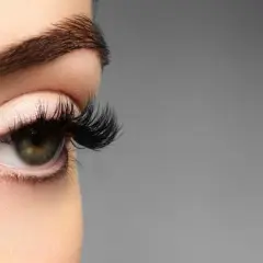 Rzęsy efekt Kim Kardashian: Jak uzyskać piękne i naturalne rzęsy?