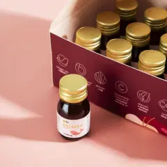 Pudełko z ampułkami kolagenu rybiego. Zastanawiasz się, jaki kolagen wybrać na zmarszczki? Ten produkt zawiera kolagen rybi, witaminę C i cynk.