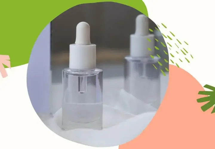 Szklane buteleczki z pipetką, pełne przejrzystego serum. Delikatny zapach, być może z nutą hexyl cinnamal, otula skórę.
