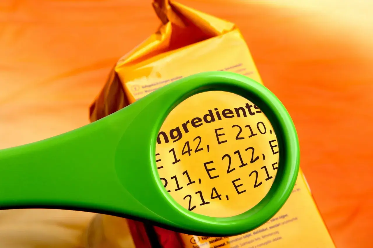 Pod lupą widać składniki: E 142, E 210, E 211, E 212, E 214, E 215. Czy wśród nich jest sodium benzoate?