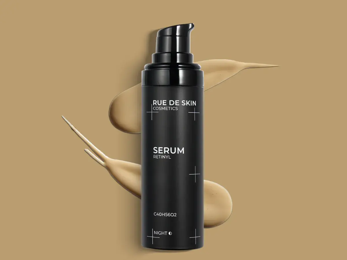 Czarny flakon serum z retinyl palmitate, otoczony smugami kosmetyku.