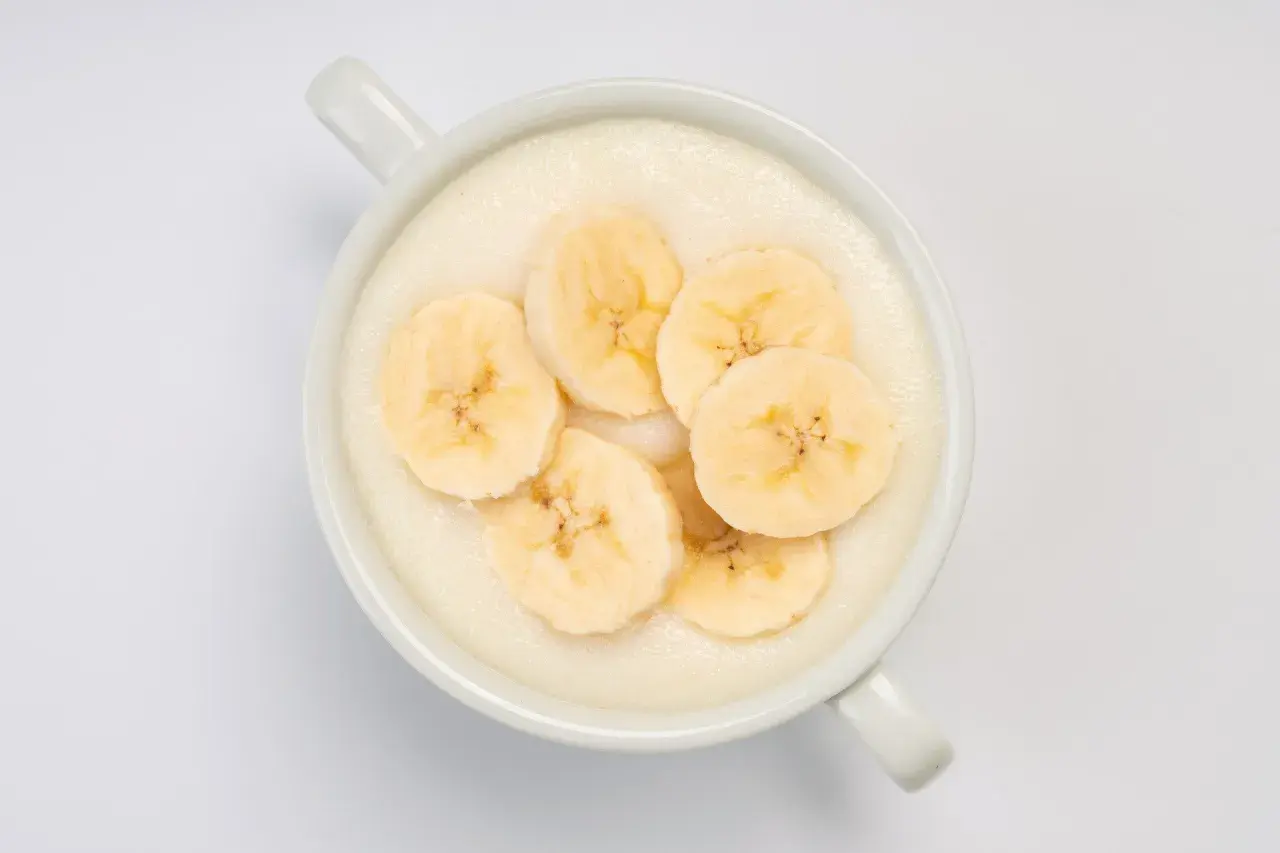 Pyszna owsianka z plasterkami banana. Idealna maseczka z banana na śniadanie.