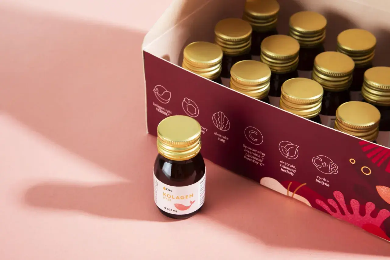 Pudełko z ampułkami kolagenu rybiego. Zastanawiasz się, jaki kolagen wybrać na zmarszczki? Ten produkt zawiera kolagen rybi, witaminę C i cynk.