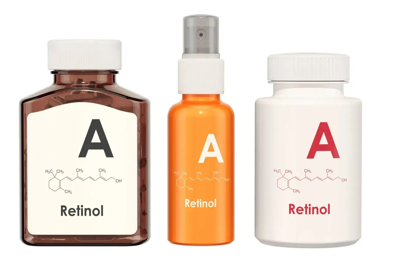 Trzy opakowania z produktami zawierającymi retinol, w tym butelka z brązowego szkła, pomarańczowy spray i biała butelka. Na każdym widnieje wzór chemiczny retinyl palmitate.