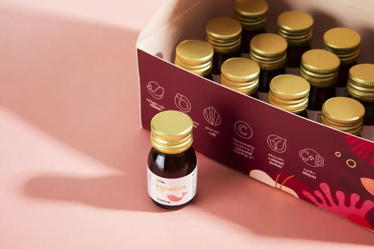Pudełko z ampułkami kolagenu rybiego. Zastanawiasz się, jaki kolagen wybrać na zmarszczki? Ten produkt zawiera kolagen rybi, witaminę C i cynk.