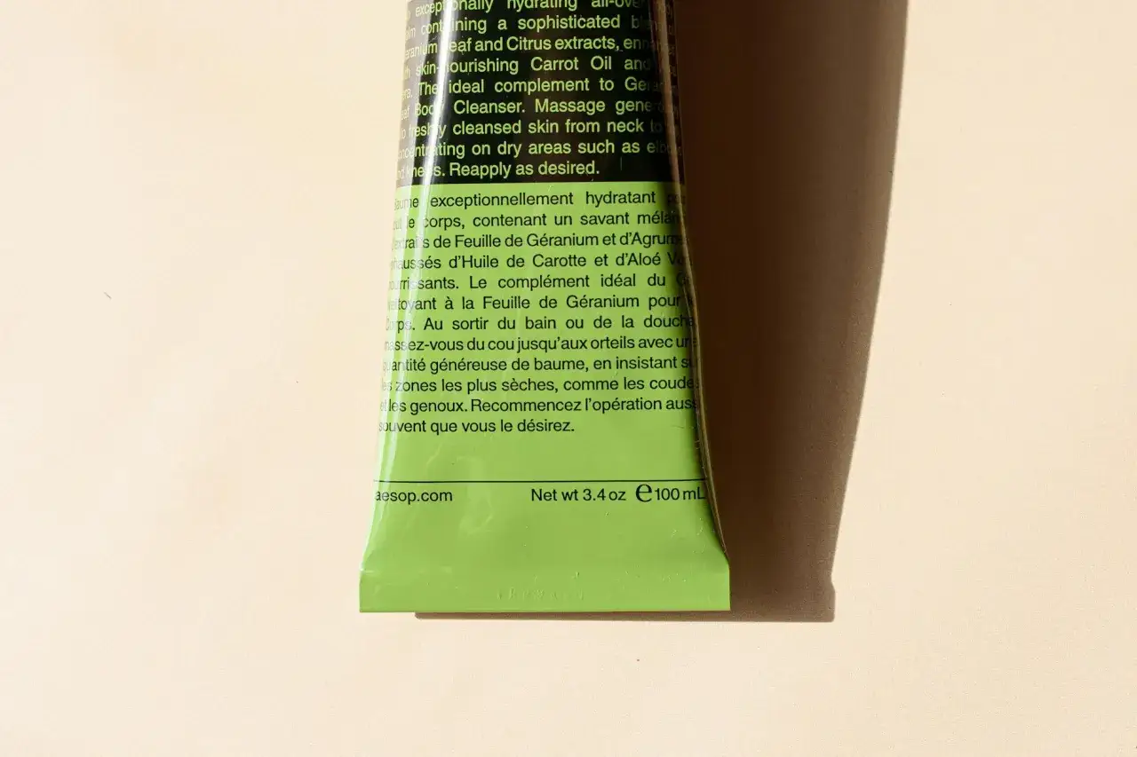 Szczegółowa analiza składu balsamu do ciała Aesop z ekstraktem z liści geranium i cytrusów.